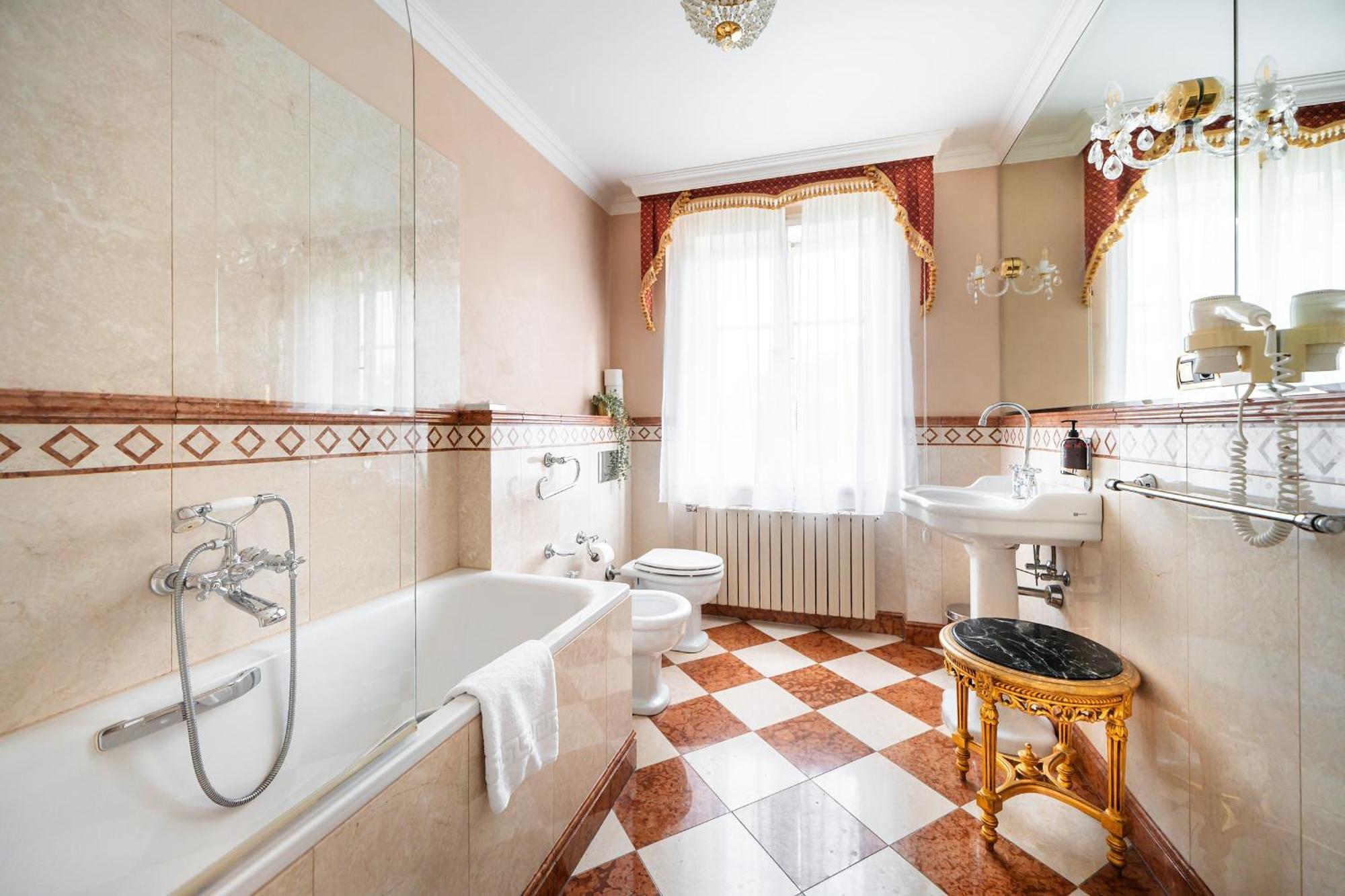 Two-Bedroom Suite,1689995673:JPEG